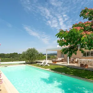 https://les-terrasses-de-cascavelle.fr-provencehotel.com